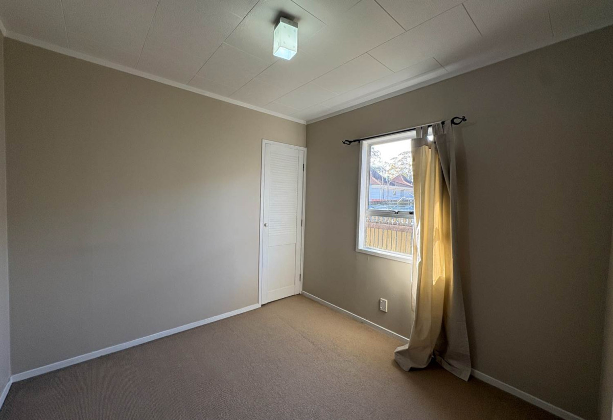 For rent, 3 beds 1 bath home with garage, available 15th August, 2/4 Glenshee Place, Highland Park, Auckland