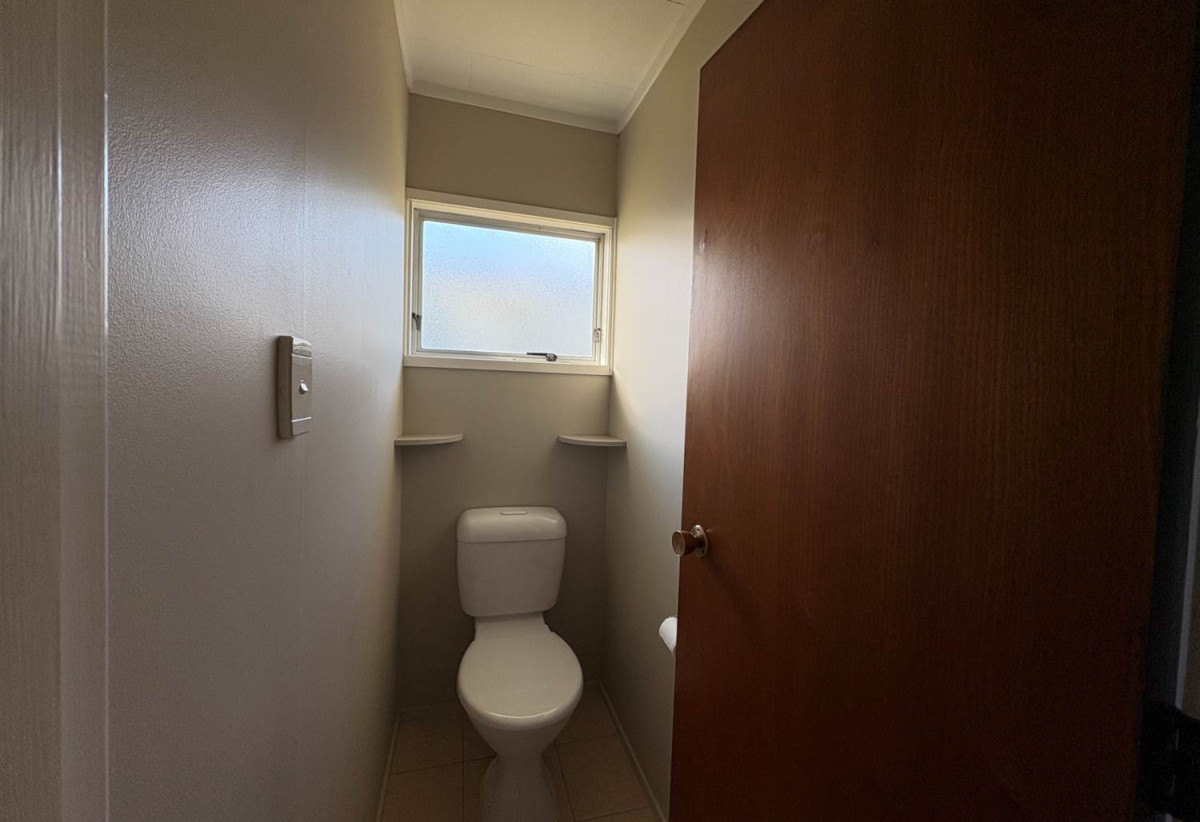 For rent, 3 beds 1 bath home with garage, available 15th August, 2/4 Glenshee Place, Highland Park, Auckland