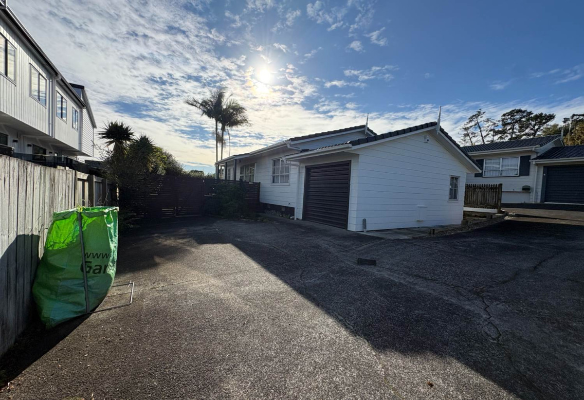 For rent, 3 beds 1 bath home with garage, available 15th August, 2/4 Glenshee Place, Highland Park, Auckland