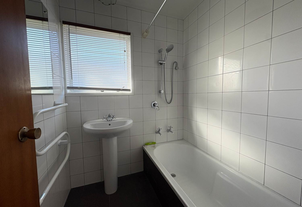 For rent, 3 beds 1 bath home with garage, available 15th August, 2/4 Glenshee Place, Highland Park, Auckland