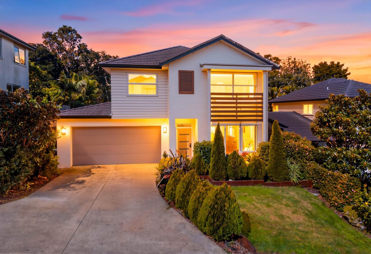 Fletcher Built | Reserve-Side Living, Renovated 5 beds (2 ensuites) 3.5 baths house with double garage, 4 Vittoria Terrace, Flat Bush, Auckland