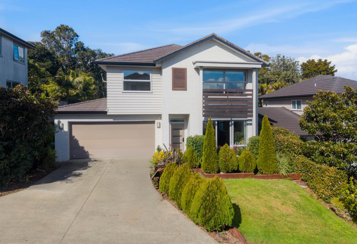 Fletcher Built | Reserve-Side Living, Renovated 5 beds (2 ensuites) 3.5 baths house with double garage, 4 Vittoria Terrace, Flat Bush, Auckland