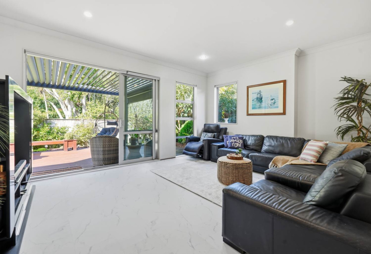 Fletcher Built | Reserve-Side Living, Renovated 5 beds (2 ensuites) 3.5 baths house with double garage, 4 Vittoria Terrace, Flat Bush, Auckland