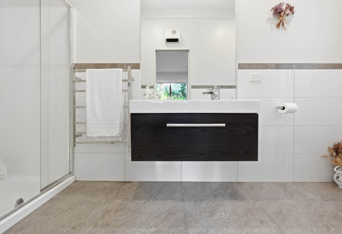 Fletcher Built | Reserve-Side Living, Renovated 5 beds (2 ensuites) 3.5 baths house with double garage, 4 Vittoria Terrace, Flat Bush, Auckland