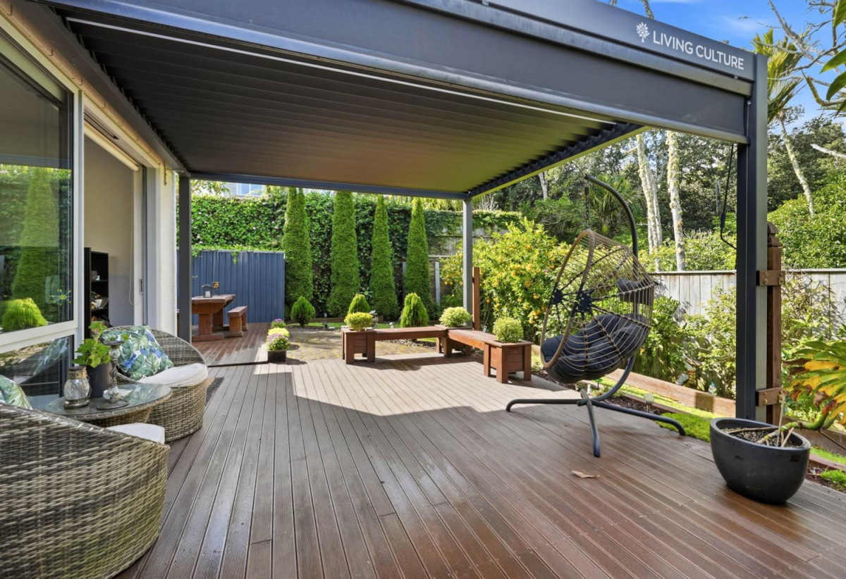Fletcher Built | Reserve-Side Living, Renovated 5 beds (2 ensuites) 3.5 baths house with double garage, 4 Vittoria Terrace, Flat Bush, Auckland
