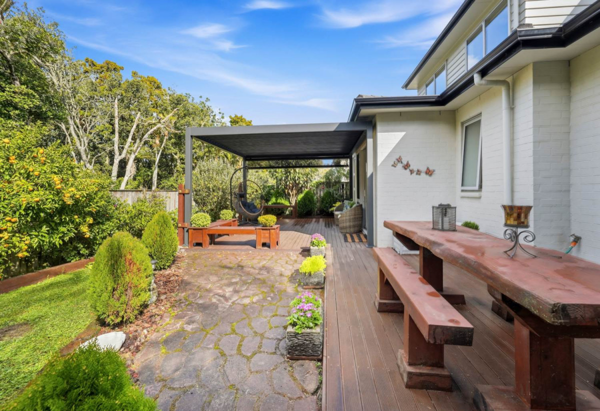 Fletcher Built | Reserve-Side Living, Renovated 5 beds (2 ensuites) 3.5 baths house with double garage, 4 Vittoria Terrace, Flat Bush, Auckland