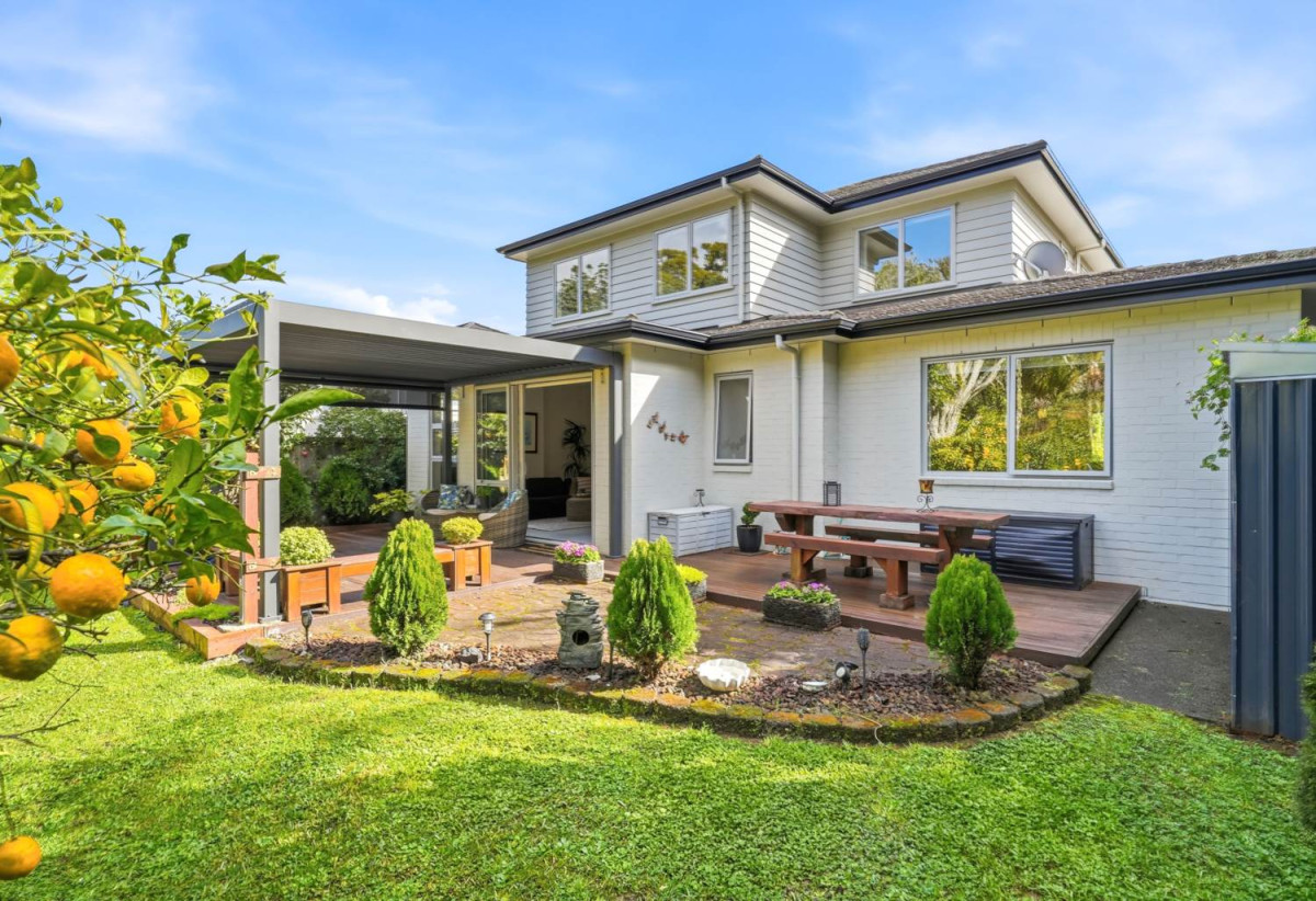 Fletcher Built | Reserve-Side Living, Renovated 5 beds (2 ensuites) 3.5 baths house with double garage, 4 Vittoria Terrace, Flat Bush, Auckland