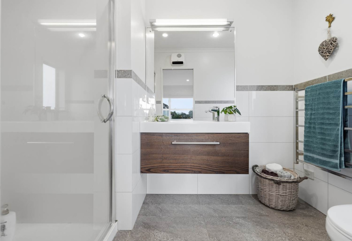 Fletcher Built | Reserve-Side Living, Renovated 5 beds (2 ensuites) 3.5 baths house with double garage, 4 Vittoria Terrace, Flat Bush, Auckland