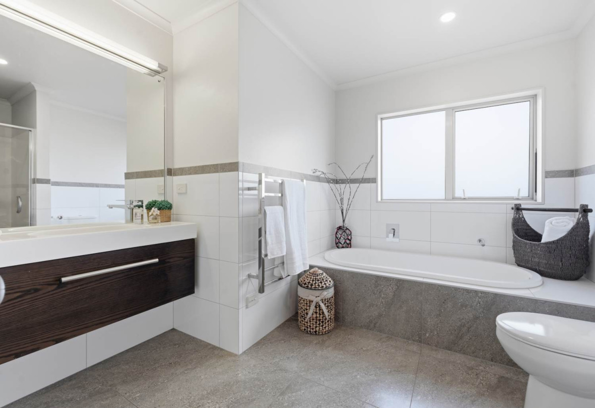 Fletcher Built | Reserve-Side Living, Renovated 5 beds (2 ensuites) 3.5 baths house with double garage, 4 Vittoria Terrace, Flat Bush, Auckland