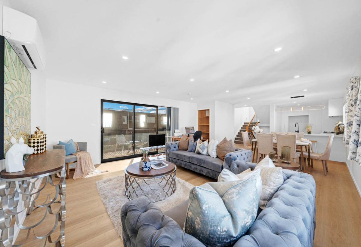 Standalone 4 beds (2 ensuites) 4 baths house with double garage, 32B Ennismore Road, Mt Albert, Auckland