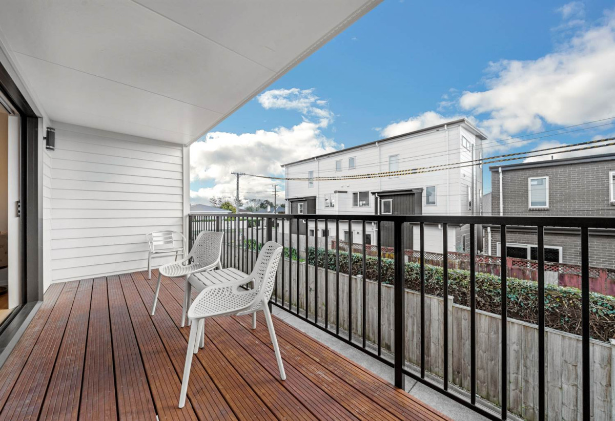 Standalone 4 beds (2 ensuites) 4 baths house with double garage, 32B Ennismore Road, Mt Albert, Auckland