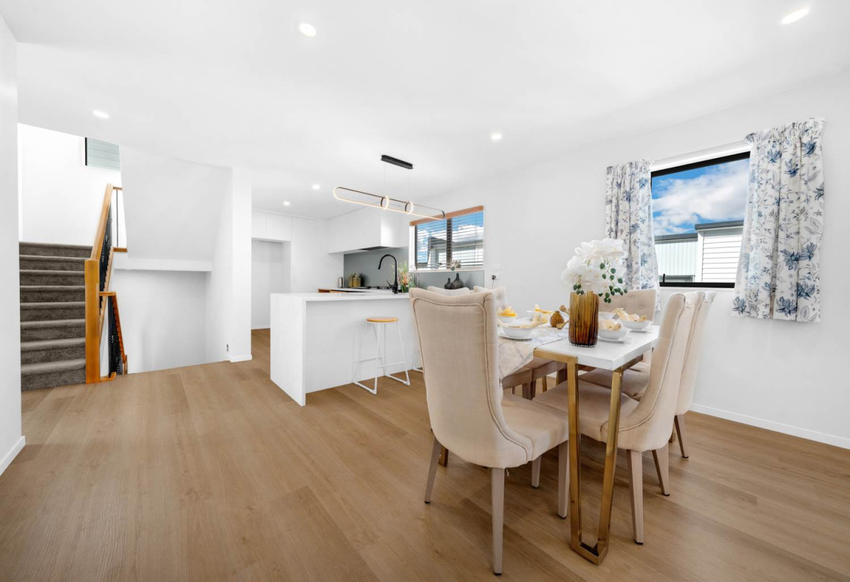 Standalone 4 beds (2 ensuites) 4 baths house with double garage, 32B Ennismore Road, Mt Albert, Auckland
