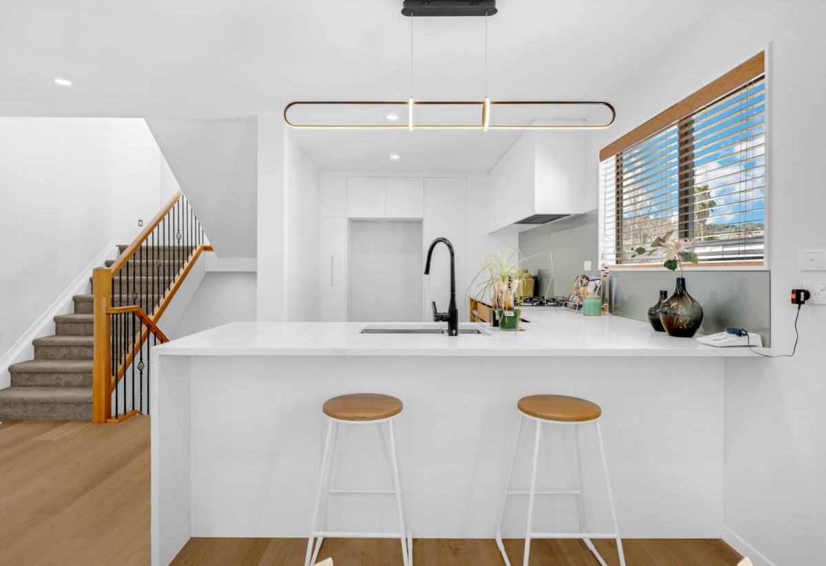Standalone 4 beds (2 ensuites) 4 baths house with double garage, 32B Ennismore Road, Mt Albert, Auckland