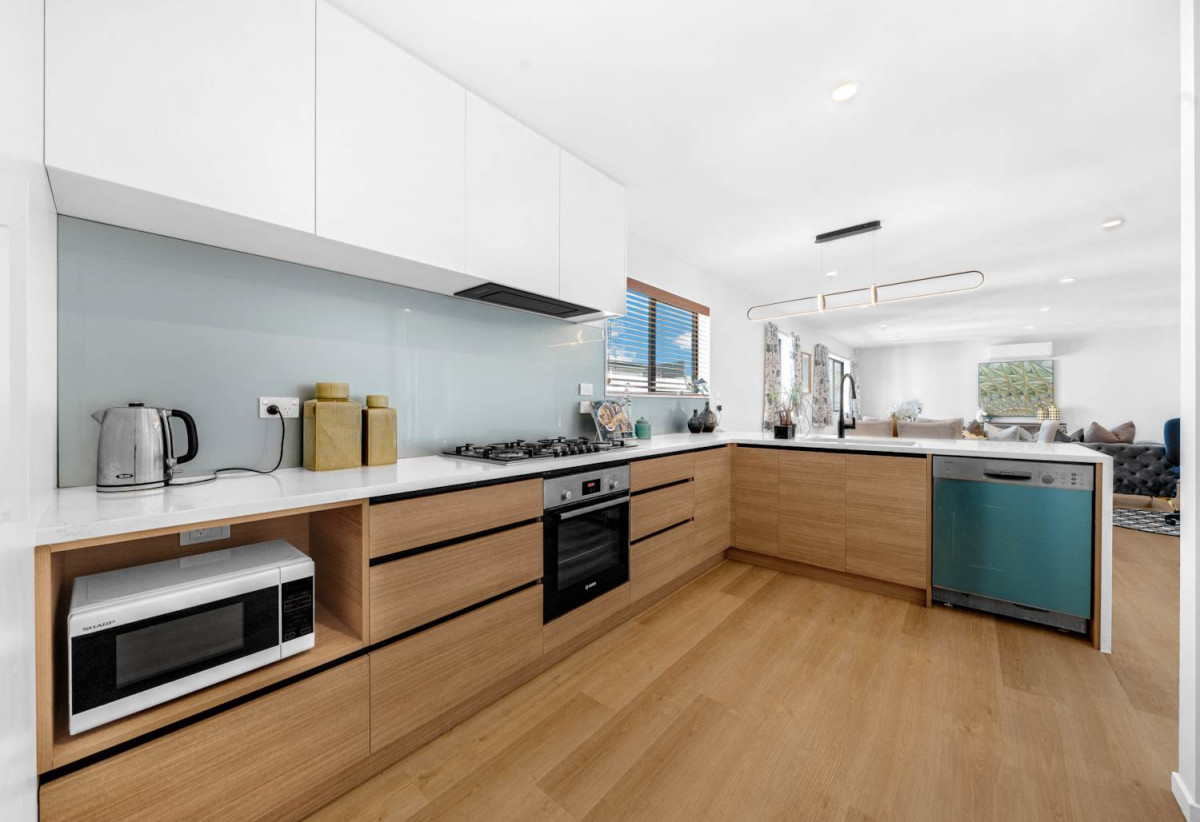Standalone 4 beds (2 ensuites) 4 baths house with double garage, 32B Ennismore Road, Mt Albert, Auckland