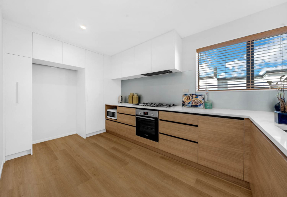 Standalone 4 beds (2 ensuites) 4 baths house with double garage, 32B Ennismore Road, Mt Albert, Auckland