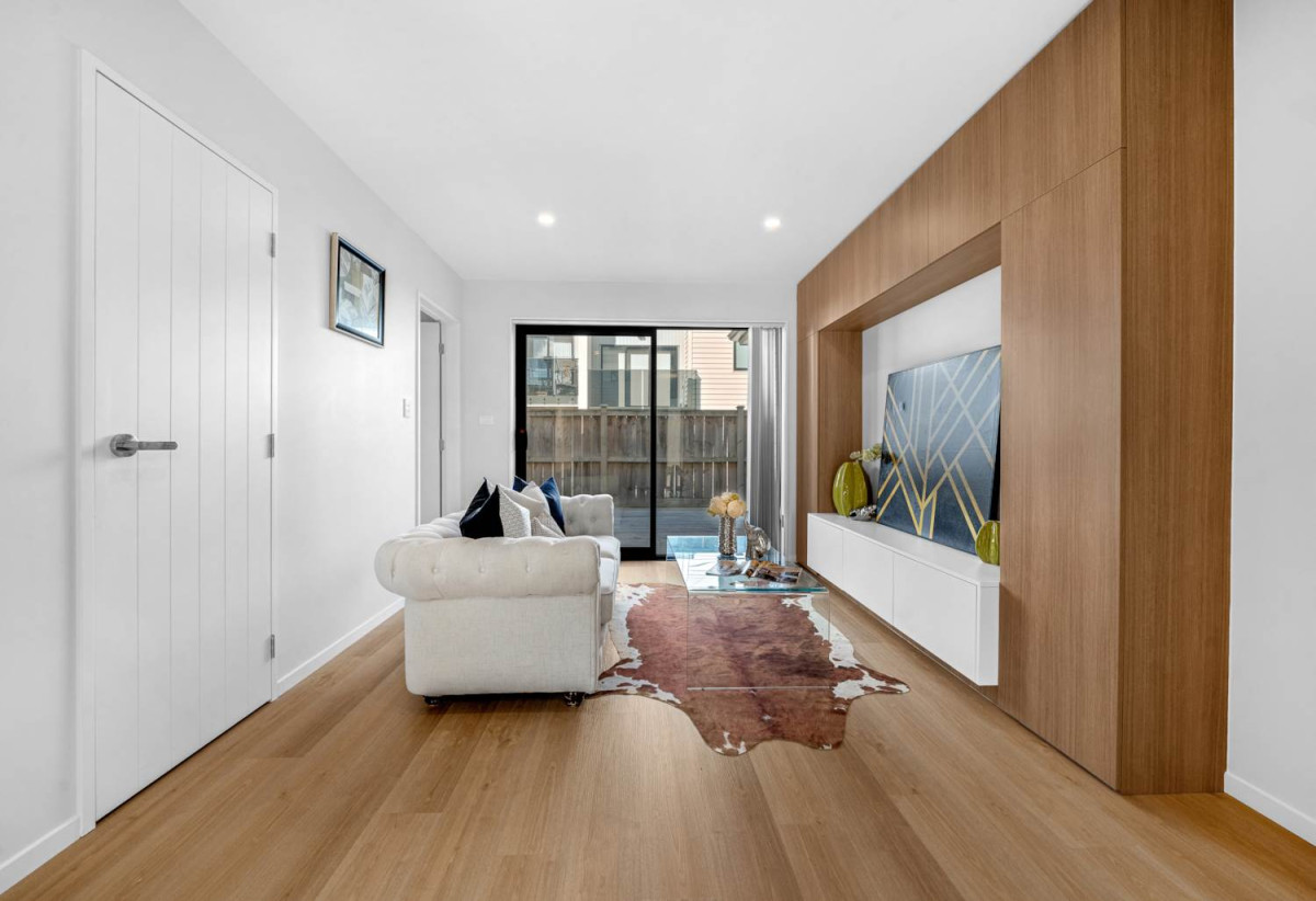 Standalone 4 beds (2 ensuites) 4 baths house with double garage, 32B Ennismore Road, Mt Albert, Auckland