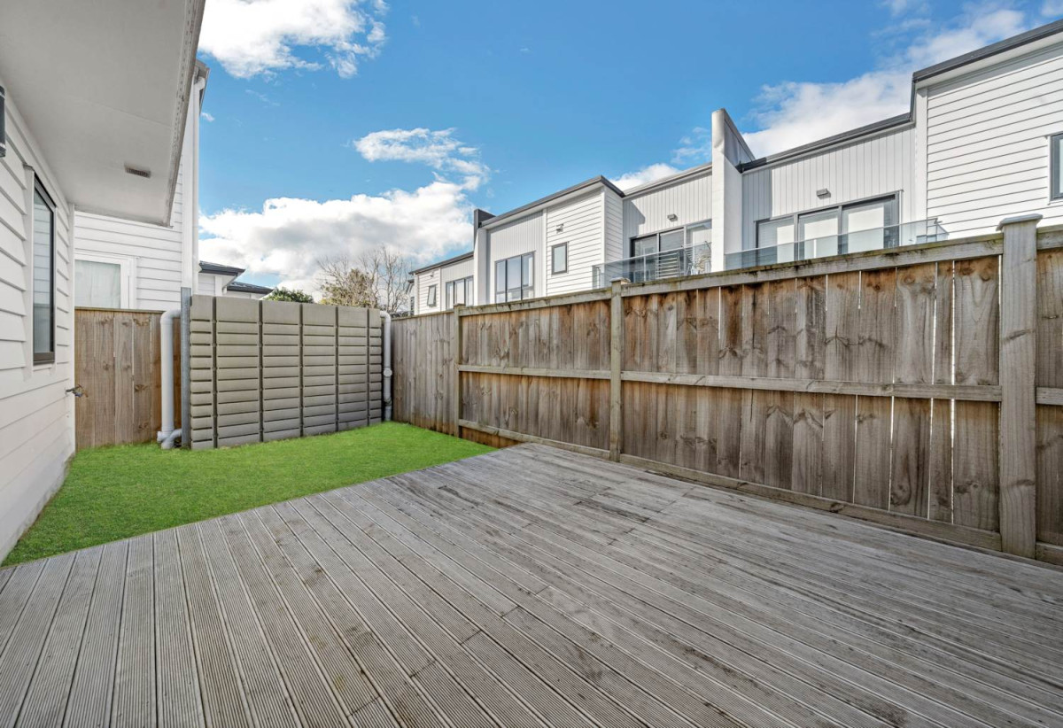Standalone 4 beds (2 ensuites) 4 baths house with double garage, 32B Ennismore Road, Mt Albert, Auckland