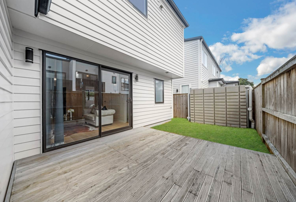 Standalone 4 beds (2 ensuites) 4 baths house with double garage, 32B Ennismore Road, Mt Albert, Auckland