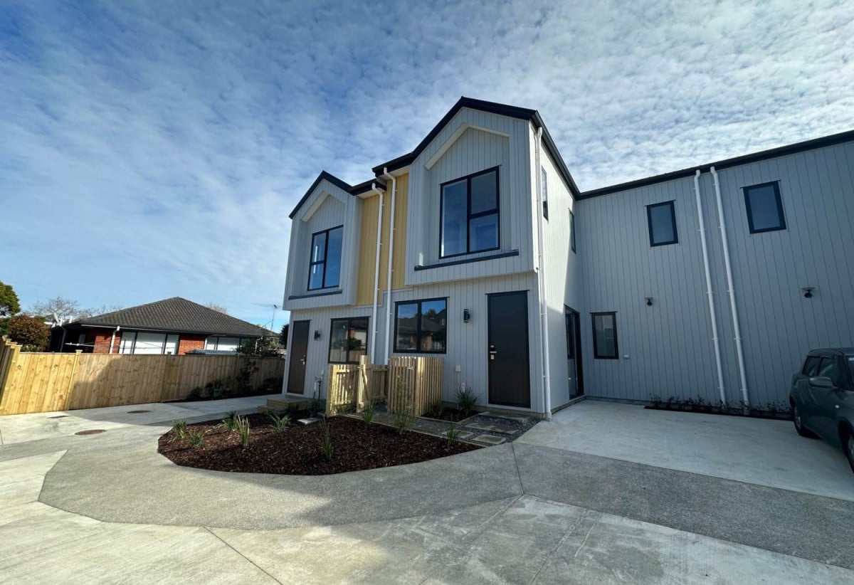 For rent, Brandnew 4 beds (2 ensuites) 3 baths townhouse with car park, available 11th August, 2/26A Eastridge Court, Somerville, Auckland