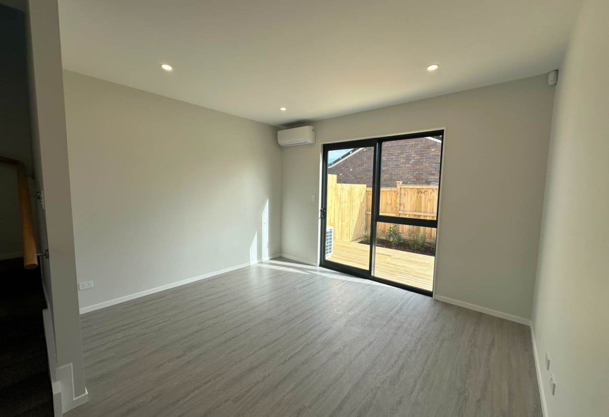 For rent, Brandnew 4 beds (2 ensuites) 3 baths townhouse with car park, available 11th August, 2/26A Eastridge Court, Somerville, Auckland