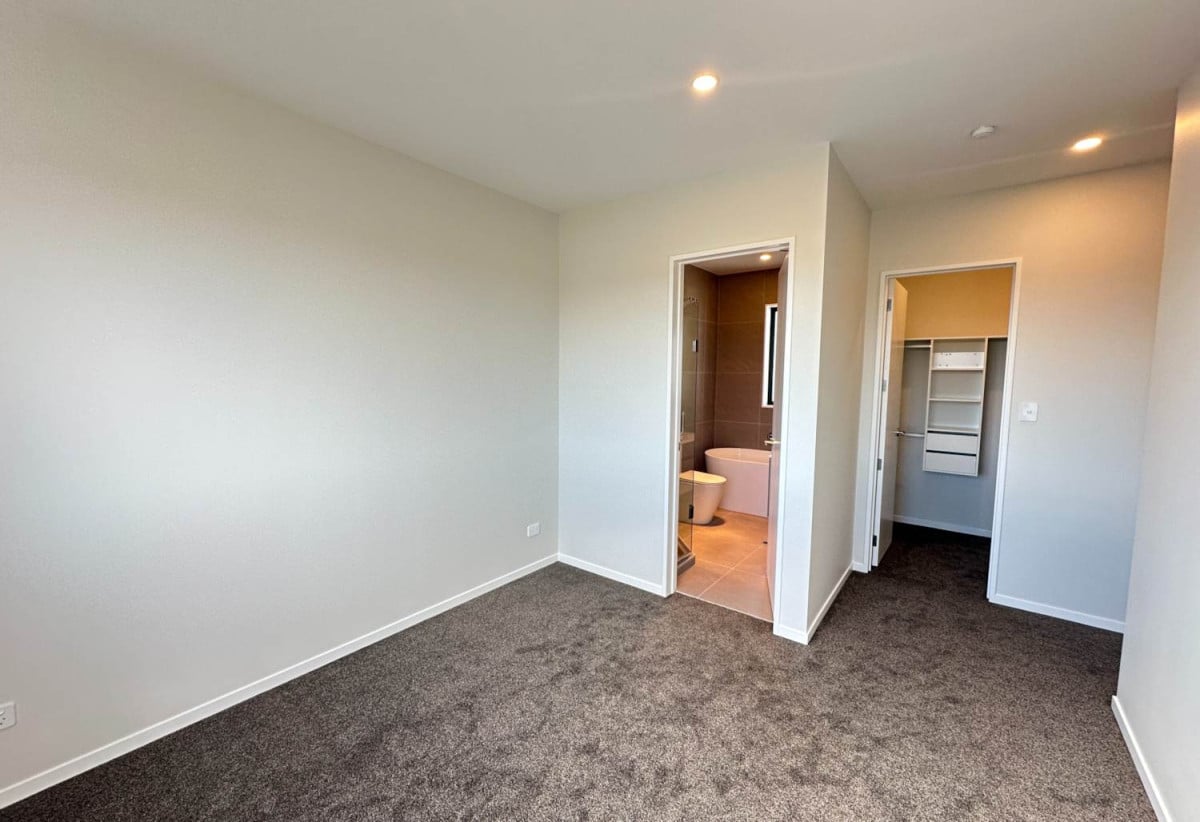For rent, Brandnew 4 beds (2 ensuites) 3 baths townhouse with car park, available 11th August, 2/26A Eastridge Court, Somerville, Auckland