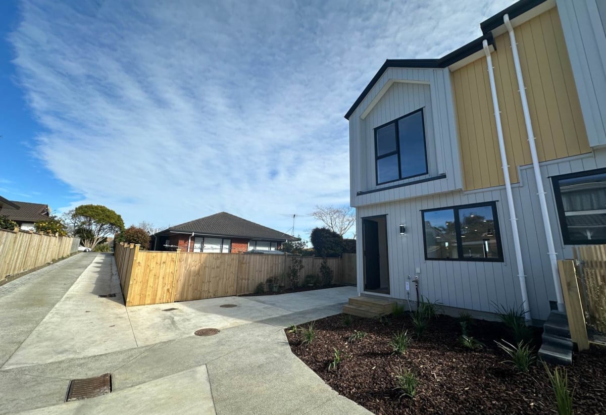 For rent, Brandnew 3 beds (1 ensuite) + study 2 baths townhouse with car park, available 11th August, 1/26A Eastridge Court, Somerville, Auckland
