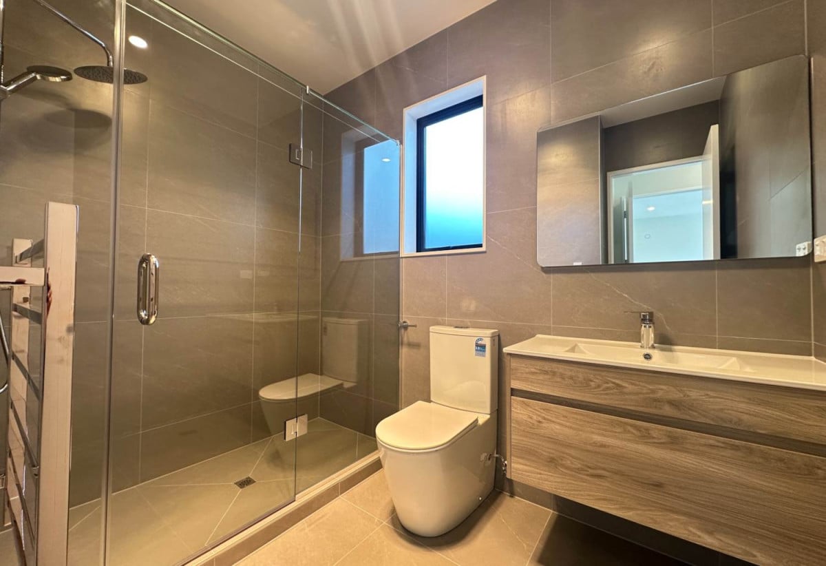 For rent, Brandnew 3 beds (1 ensuite) + study 2 baths townhouse with car park, available 11th August, 1/26A Eastridge Court, Somerville, Auckland