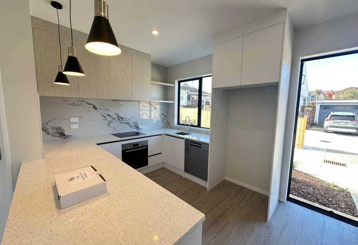 For rent, Brandnew 3 beds (1 ensuite) + study 2 baths townhouse with car park, available 11th August, 1/26A Eastridge Court, Somerville, Auckland