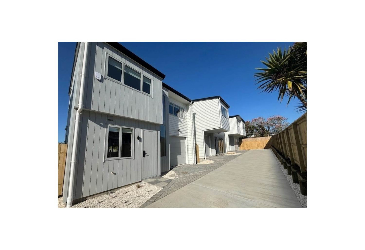 For rent, No smokers, Brandnew 3 beds 2.5 baths townhouse with garage, available 11th August, 2/8 Imatra Place, Sunnyhills, Auckland