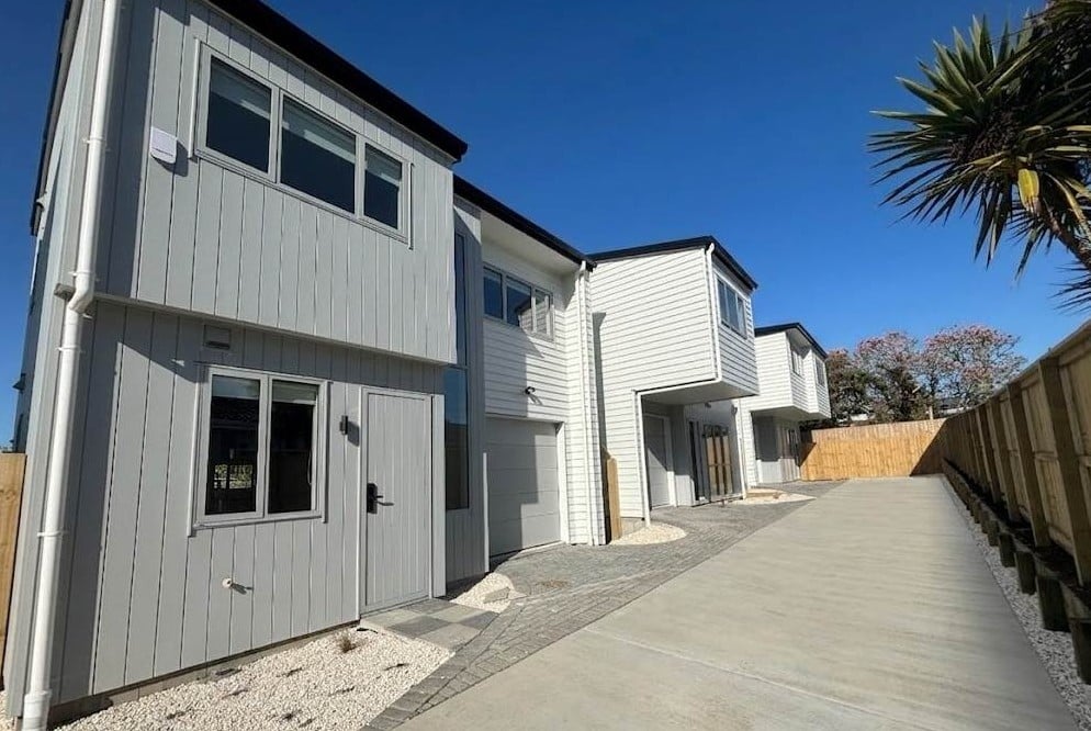 For rent, No smokers, Brandnew 3 beds 2.5 baths townhouse with garage, available 11th August, 2/8 Imatra Place, Sunnyhills, Auckland