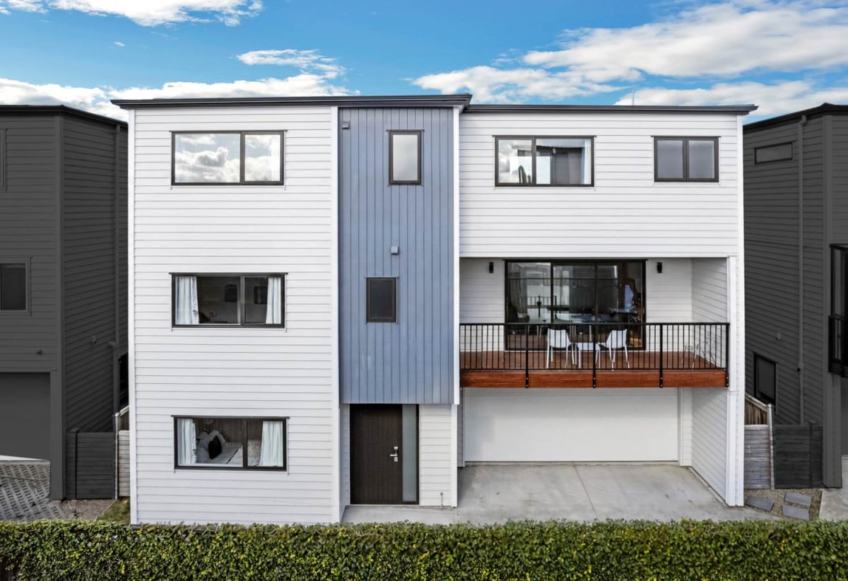 Standalone 4 beds (2 ensuites) 4 baths house with double garage, 32B Ennismore Road, Mt Albert, Auckland