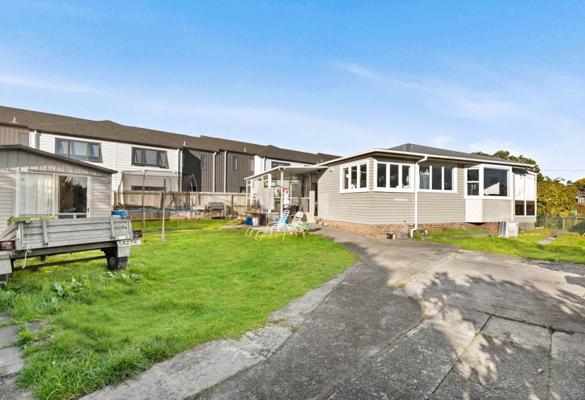 827m2 section, 3 beds 1 bath house with double garage, 74 McLeod Road, Te Atatu South, Auckland