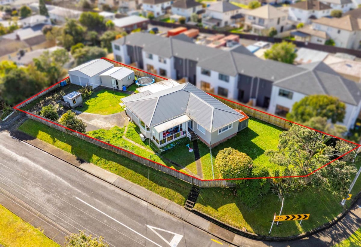 827m2 section, 3 beds 1 bath house with double garage, 74 McLeod Road, Te Atatu South, Auckland