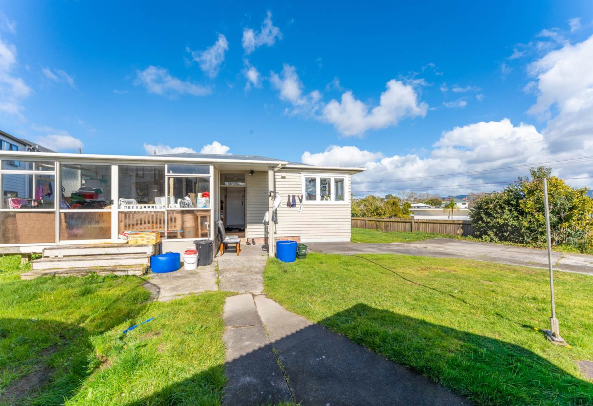 827m2 section, 3 beds 1 bath house with double garage, 74 McLeod Road, Te Atatu South, Auckland