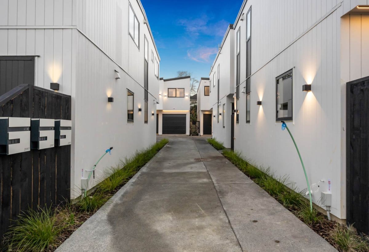 Standalone 3 beds 2 bath home with garage, 4/3 Sloane Street, Glen Innes, Auckland