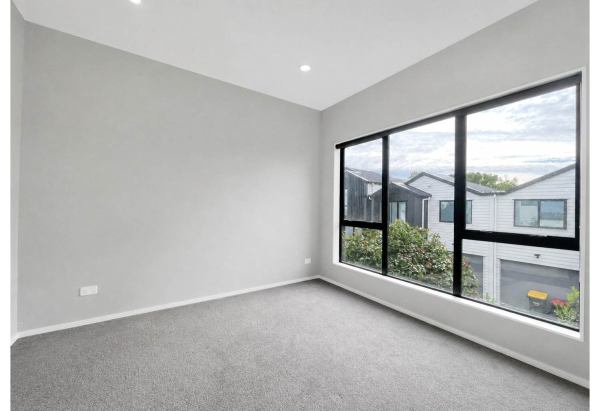 For rent, 3 beds 3 baths home with garage, available 17th August, 129C Barrack Road, Mt Wellington, Auckland