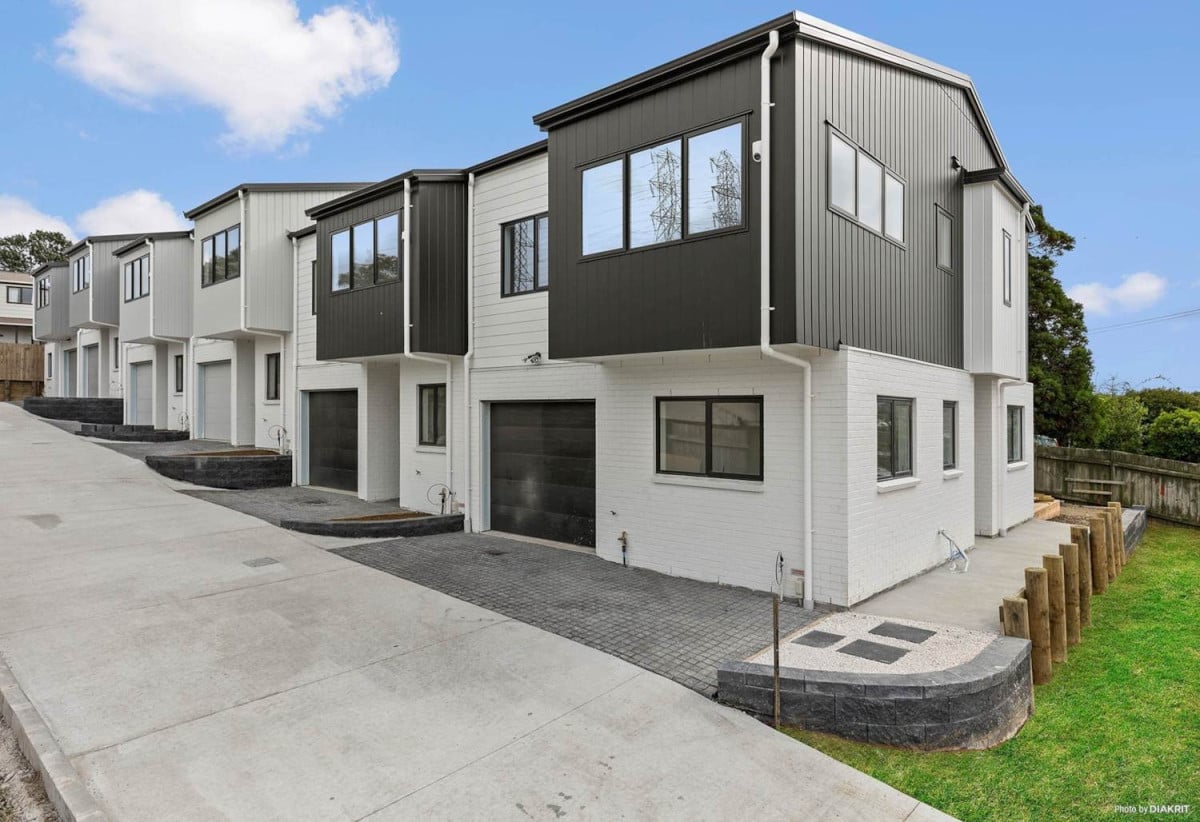 For rent, 3 beds 3 baths home with garage, available 17th August, 129C Barrack Road, Mt Wellington, Auckland