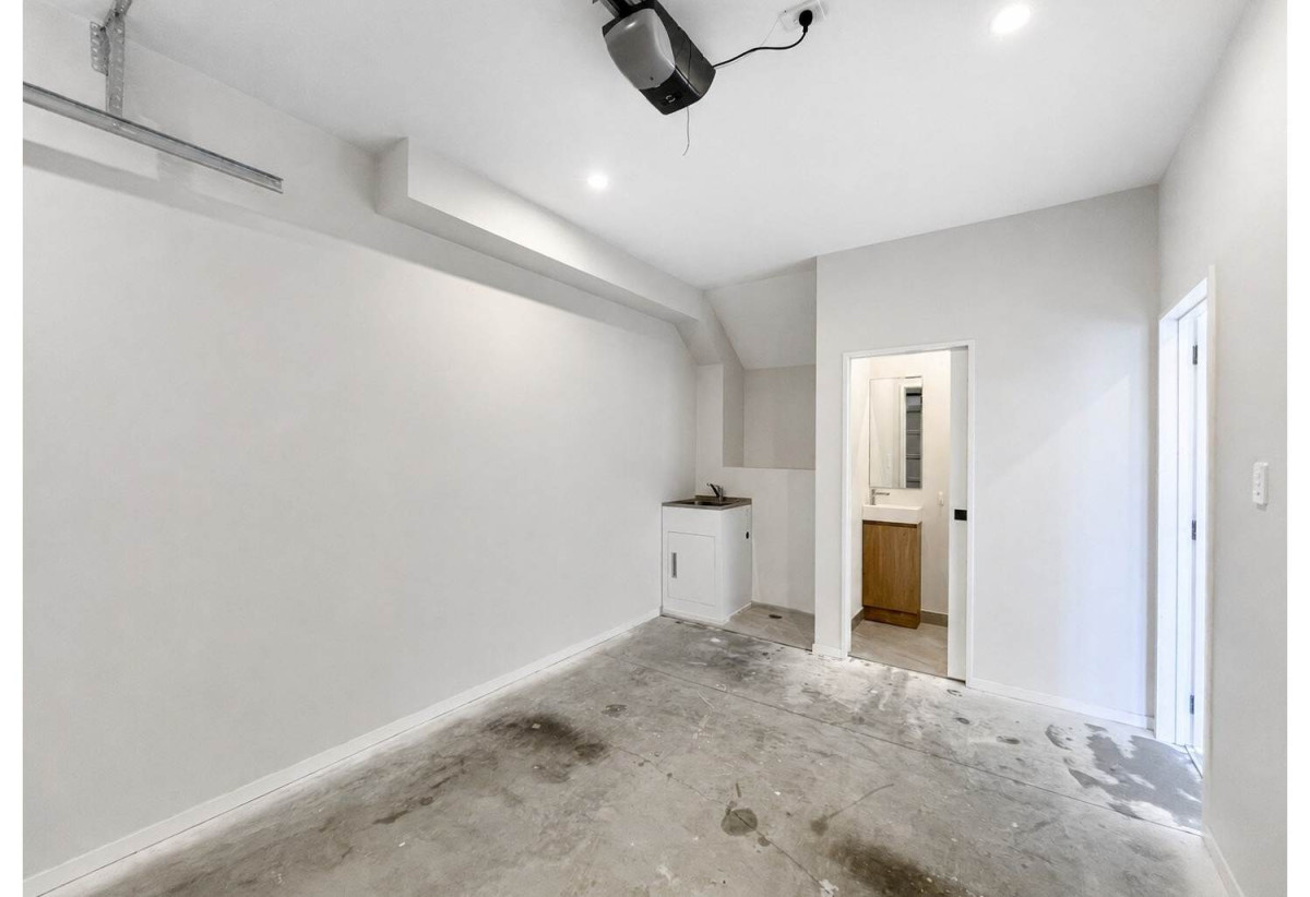 For rent, 3 beds 3 baths home with garage, available 17th August, 129C Barrack Road, Mt Wellington, Auckland