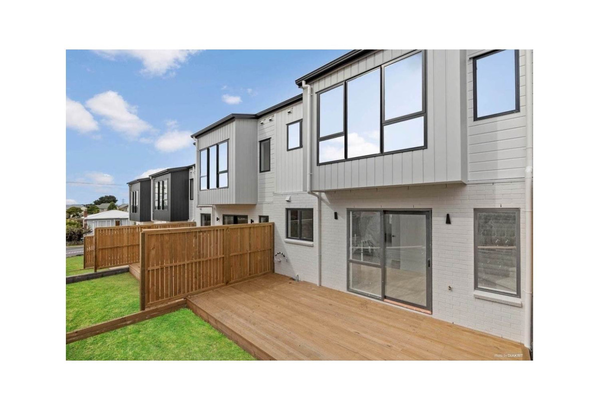 For rent, 3 beds 3 baths home with garage, available 17th August, 129C Barrack Road, Mt Wellington, Auckland