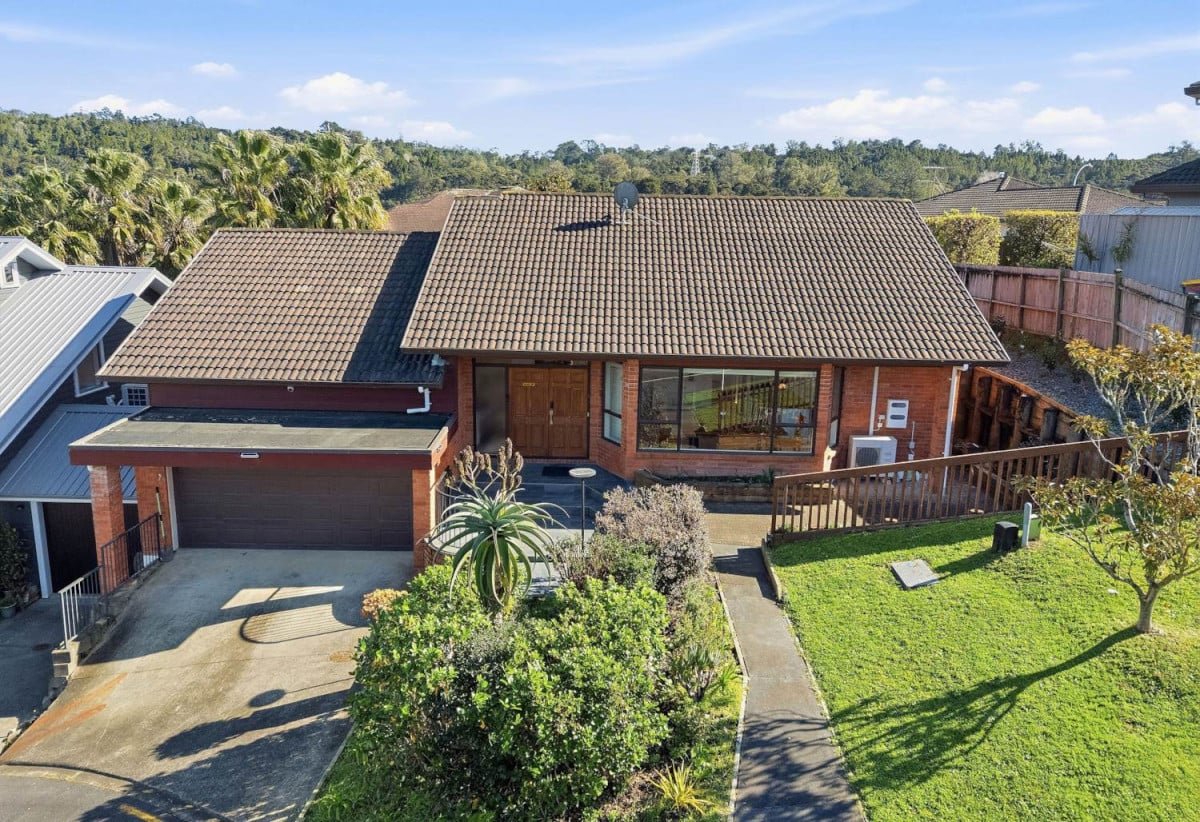 Brick and tile 4 beds 2.5 baths house with double garage, walks to schools, 58 Bass Road, Albany, Auckland