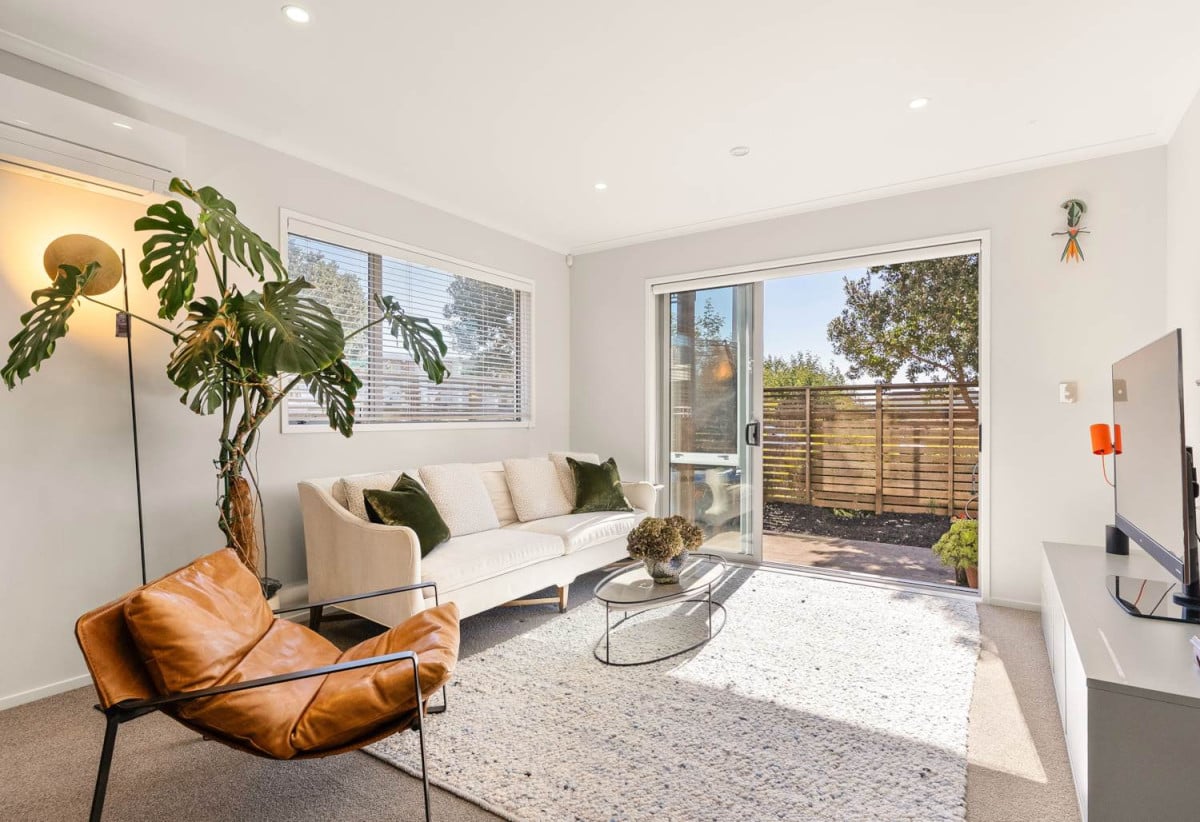 Standalone 4 beds 2.5 baths house with a tandem garage for 2 cars, 91 Glidepath Road, Hobsonville, Auckland