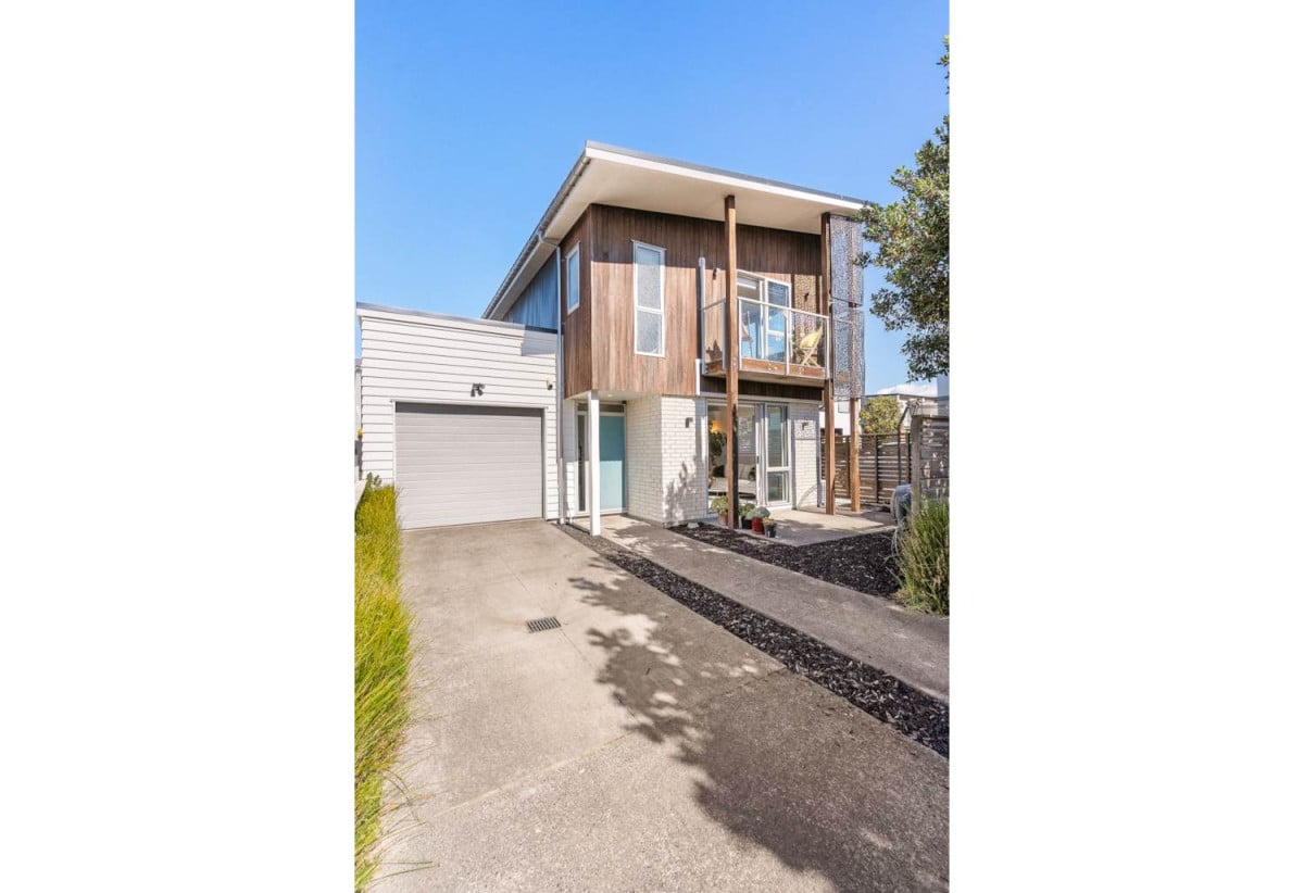 Standalone 4 beds 2.5 baths house with a tandem garage for 2 cars, 91 Glidepath Road, Hobsonville, Auckland