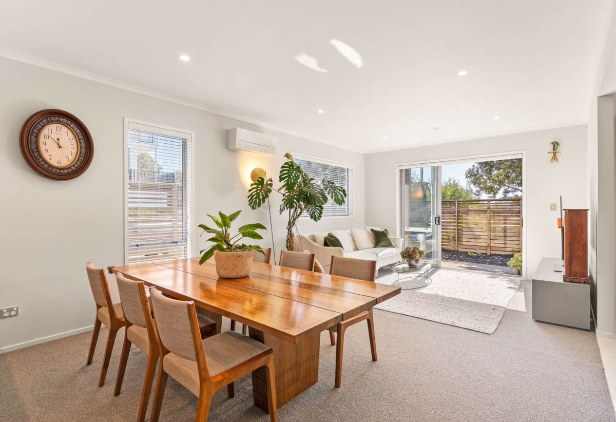Standalone 4 beds 2.5 baths house with a tandem garage for 2 cars, 91 Glidepath Road, Hobsonville, Auckland
