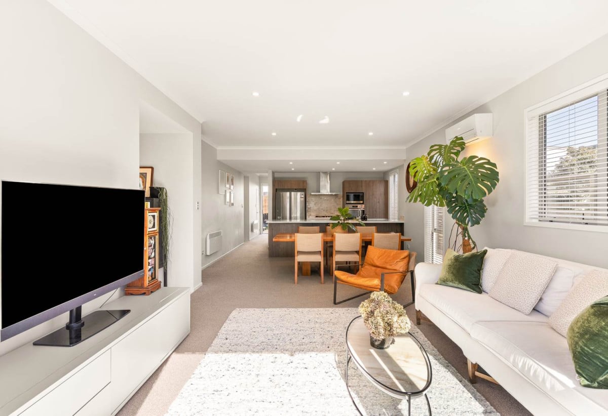 Standalone 4 beds 2.5 baths house with a tandem garage for 2 cars, 91 Glidepath Road, Hobsonville, Auckland