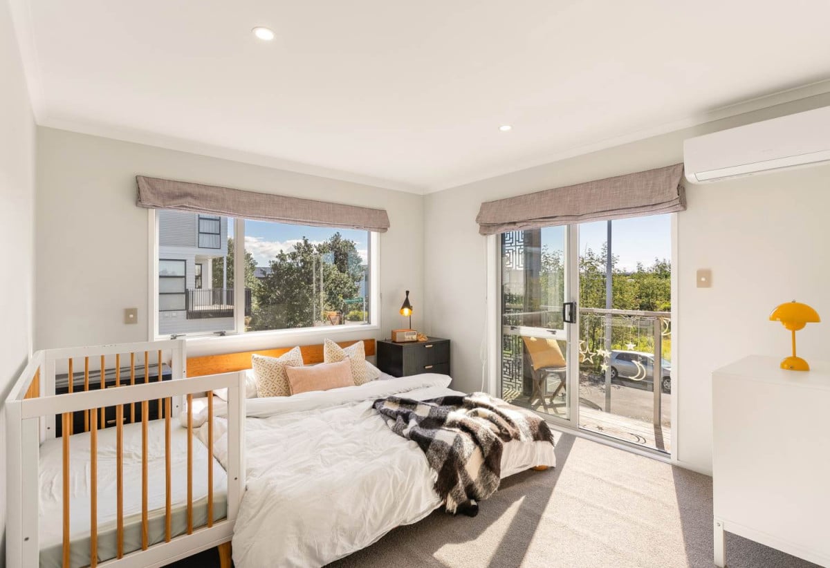 Standalone 4 beds 2.5 baths house with a tandem garage for 2 cars, 91 Glidepath Road, Hobsonville, Auckland