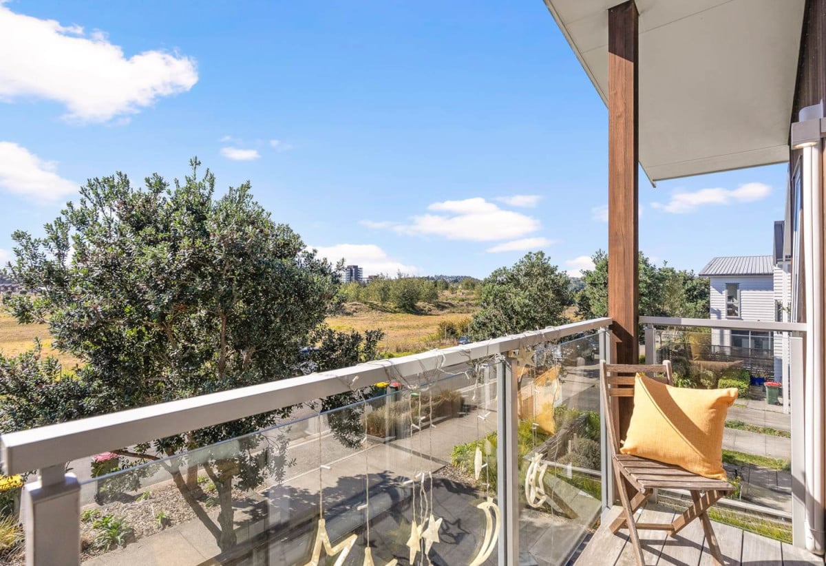 Standalone 4 beds 2.5 baths house with a tandem garage for 2 cars, 91 Glidepath Road, Hobsonville, Auckland