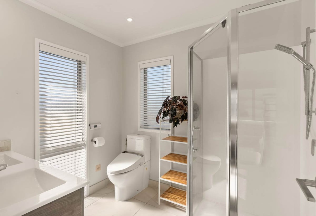 Standalone 4 beds 2.5 baths house with a tandem garage for 2 cars, 91 Glidepath Road, Hobsonville, Auckland