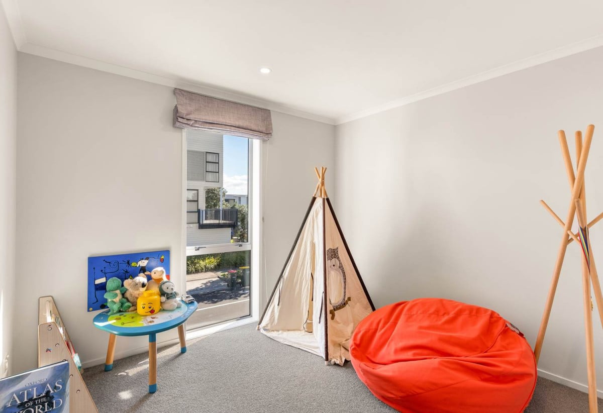 Standalone 4 beds 2.5 baths house with a tandem garage for 2 cars, 91 Glidepath Road, Hobsonville, Auckland