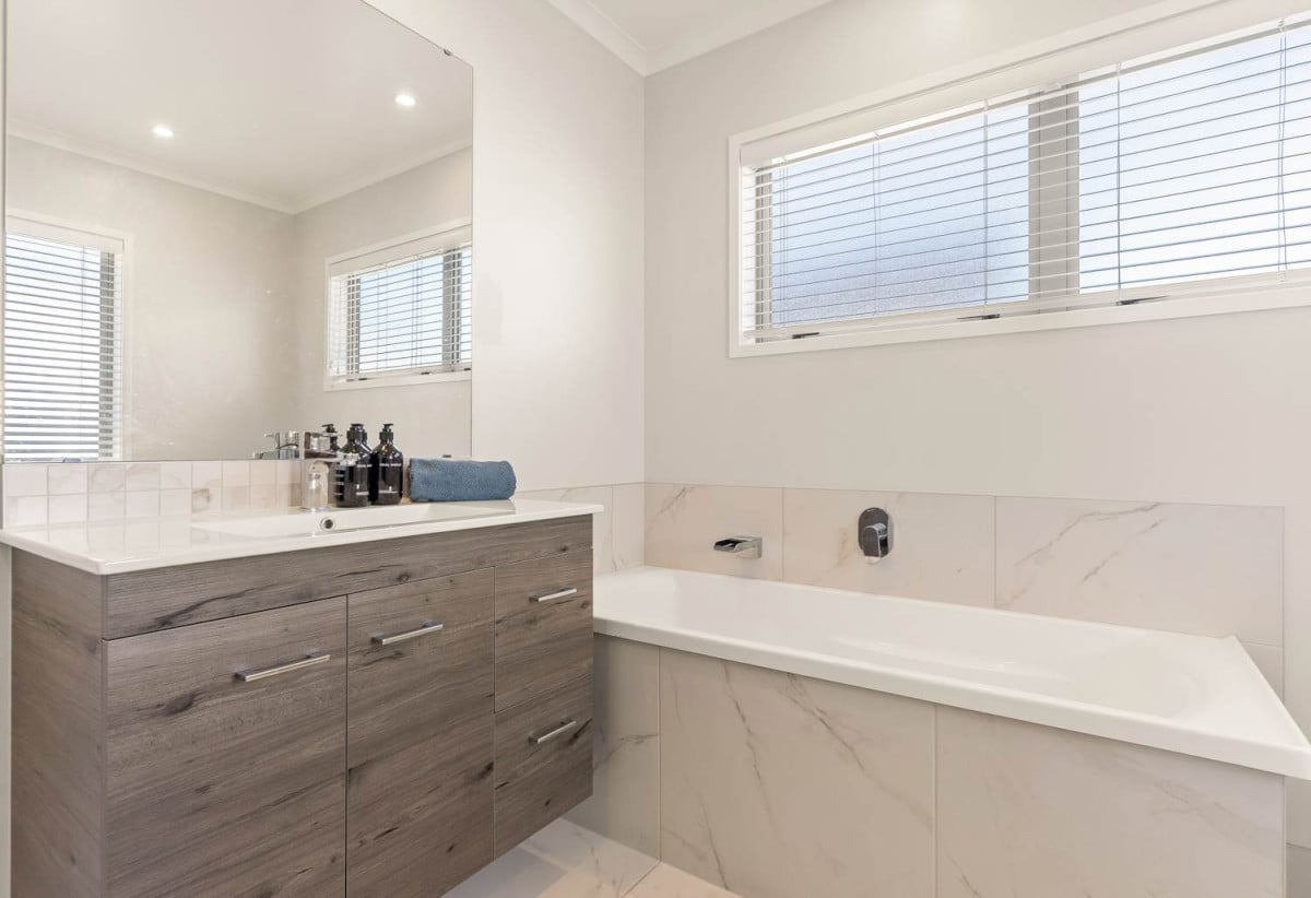 Standalone 4 beds 2.5 baths house with a tandem garage for 2 cars, 91 Glidepath Road, Hobsonville, Auckland