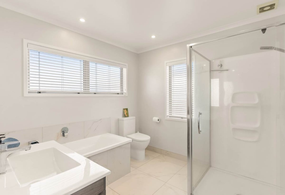 Standalone 4 beds 2.5 baths house with a tandem garage for 2 cars, 91 Glidepath Road, Hobsonville, Auckland
